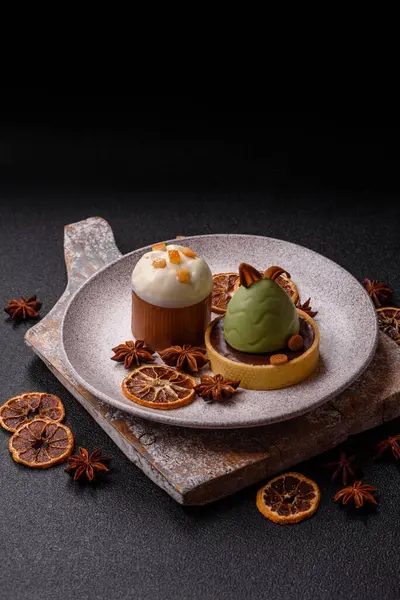 Meyve ve şekerli meyvelerle kaplı Paskalya pastası. Paskalya bayramı sofrası için şekerler