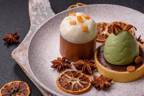 Meyve ve şekerli meyvelerle kaplı Paskalya pastası. Paskalya bayramı sofrası için şekerler