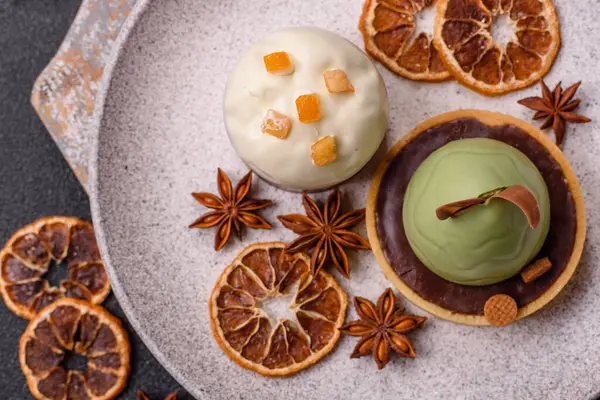 Meyve ve şekerli meyvelerle kaplı Paskalya pastası. Paskalya bayramı sofrası için şekerler