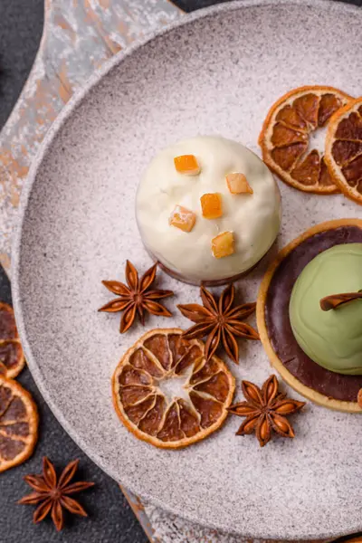 Meyve ve şekerli meyvelerle kaplı Paskalya pastası. Paskalya bayramı sofrası için şekerler