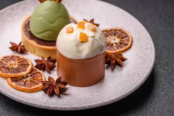 Meyve ve şekerli meyvelerle kaplı Paskalya pastası. Paskalya bayramı sofrası için şekerler