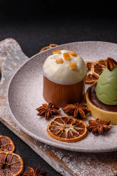 Meyve ve şekerli meyvelerle kaplı Paskalya pastası. Paskalya bayramı sofrası için şekerler