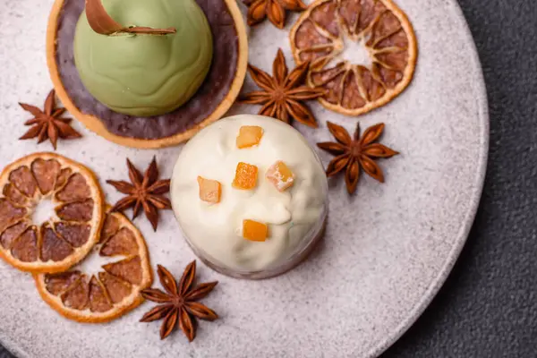 Meyve ve şekerli meyvelerle kaplı Paskalya pastası. Paskalya bayramı sofrası için şekerler