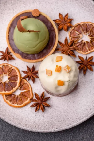 Meyve ve şekerli meyvelerle kaplı Paskalya pastası. Paskalya bayramı sofrası için şekerler