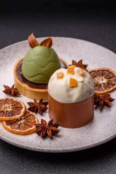 Meyve ve şekerli meyvelerle kaplı Paskalya pastası. Paskalya bayramı sofrası için şekerler