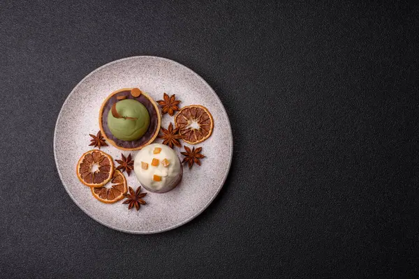 Meyve ve şekerli meyvelerle kaplı Paskalya pastası. Paskalya bayramı sofrası için şekerler