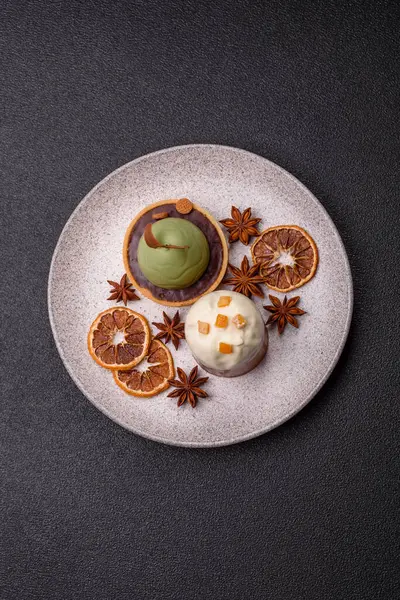 Meyve ve şekerli meyvelerle kaplı Paskalya pastası. Paskalya bayramı sofrası için şekerler