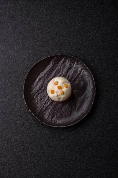 Meyve ve şekerli meyvelerle kaplı Paskalya pastası. Paskalya bayramı sofrası için şekerler