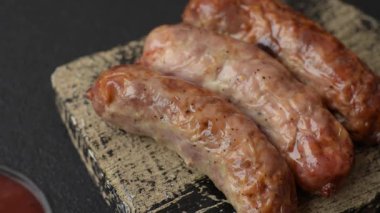 Izgara domuz mu yoksa sığır eti sosisi mi? Tuzlu, baharatlı ve otlu Alman sosisleri