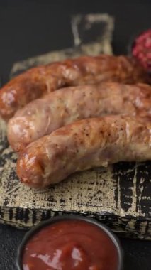 Izgara domuz mu yoksa sığır eti sosisi mi? Tuzlu, baharatlı ve otlu Alman sosisleri