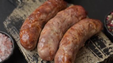 Izgara domuz mu yoksa sığır eti sosisi mi? Tuzlu, baharatlı ve otlu Alman sosisleri