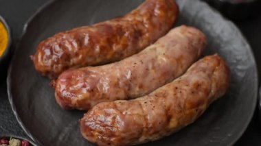 Izgara domuz mu yoksa sığır eti sosisi mi? Tuzlu, baharatlı ve otlu Alman sosisleri