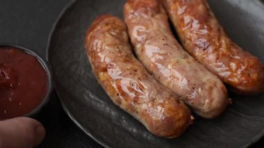 Izgara domuz mu yoksa sığır eti sosisi mi? Tuzlu, baharatlı ve otlu Alman sosisleri
