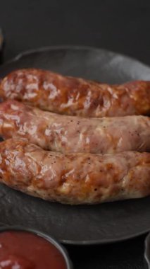 Izgara domuz mu yoksa sığır eti sosisi mi? Tuzlu, baharatlı ve otlu Alman sosisleri