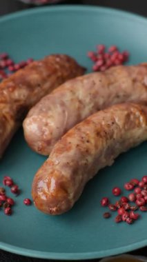 Izgara domuz mu yoksa sığır eti sosisi mi? Tuzlu, baharatlı ve otlu Alman sosisleri