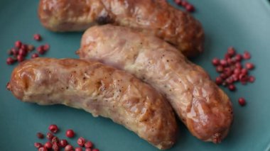 Izgara domuz mu yoksa sığır eti sosisi mi? Tuzlu, baharatlı ve otlu Alman sosisleri