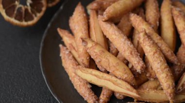 Tarçın aromalı bisküviler ya da ekmek çubukları yiyecek olarak kullanılıyor..