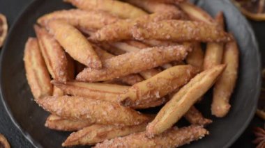 Tarçın aromalı bisküviler ya da ekmek çubukları yiyecek olarak kullanılıyor..