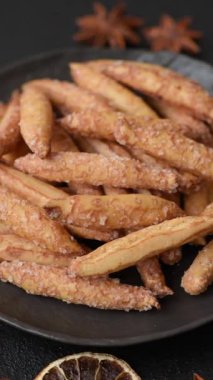 Tarçın aromalı bisküviler ya da ekmek çubukları yiyecek olarak kullanılıyor..