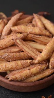 Tarçın aromalı bisküviler ya da ekmek çubukları yiyecek olarak kullanılıyor..