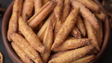 Tarçın aromalı bisküviler ya da ekmek çubukları yiyecek olarak kullanılıyor..