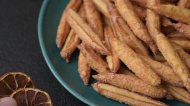 Tarçın aromalı bisküviler ya da ekmek çubukları yiyecek olarak kullanılıyor..