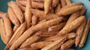 Tarçın aromalı bisküviler ya da ekmek çubukları yiyecek olarak kullanılıyor..