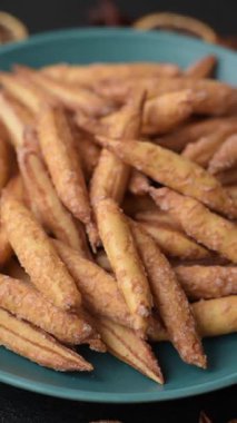 Tarçın aromalı bisküviler ya da ekmek çubukları yiyecek olarak kullanılıyor..