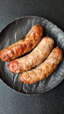 Izgara domuz mu yoksa sığır eti sosisi mi? Tuzlu, baharatlı ve otlu Alman sosisleri