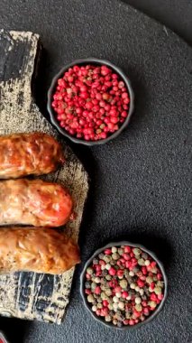 Izgara domuz mu yoksa sığır eti sosisi mi? Tuzlu, baharatlı ve otlu Alman sosisleri