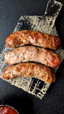 Izgara domuz mu yoksa sığır eti sosisi mi? Tuzlu, baharatlı ve otlu Alman sosisleri