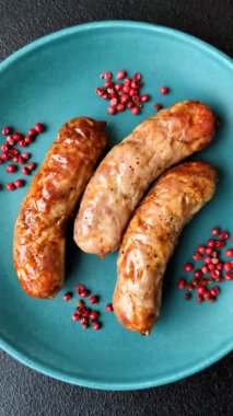 Izgara domuz mu yoksa sığır eti sosisi mi? Tuzlu, baharatlı ve otlu Alman sosisleri