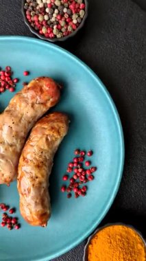 Izgara domuz mu yoksa sığır eti sosisi mi? Tuzlu, baharatlı ve otlu Alman sosisleri