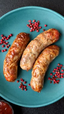 Izgara domuz mu yoksa sığır eti sosisi mi? Tuzlu, baharatlı ve otlu Alman sosisleri