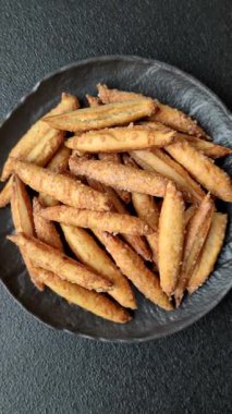 Tarçın aromalı bisküviler ya da ekmek çubukları yiyecek olarak kullanılıyor..