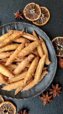 Tarçın aromalı bisküviler ya da ekmek çubukları yiyecek olarak kullanılıyor..