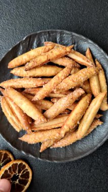 Tarçın aromalı bisküviler ya da ekmek çubukları yiyecek olarak kullanılıyor..