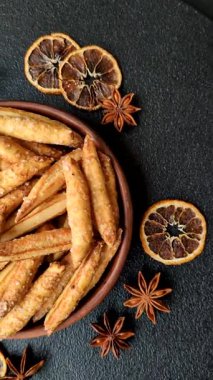 Tarçın aromalı bisküviler ya da ekmek çubukları yiyecek olarak kullanılıyor..