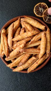 Tarçın aromalı bisküviler ya da ekmek çubukları yiyecek olarak kullanılıyor..