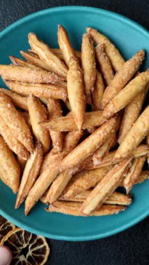 Tarçın aromalı bisküviler ya da ekmek çubukları yiyecek olarak kullanılıyor..