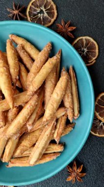 Tarçın aromalı bisküviler ya da ekmek çubukları yiyecek olarak kullanılıyor..
