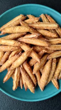 Tarçın aromalı bisküviler ya da ekmek çubukları yiyecek olarak kullanılıyor..