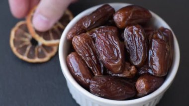 Kurutulmuş tropikal tarih meyvesi taze organik diyet gıdaları için bir malzeme olarak kullanılır. Vegan, vejetaryen yemeği