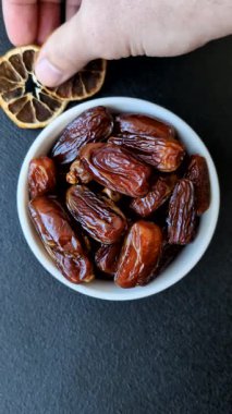 Kurutulmuş tropikal tarih meyvesi taze organik diyet gıdaları için bir malzeme olarak kullanılır. Vegan, vejetaryen yemeği