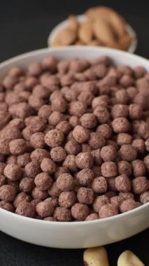 Mısır gevreği, mısır gevreği, kasede. Lezzetli, sağlıklı kahvaltı topları.