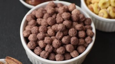 Mısır gevreği, mısır gevreği, kasede. Lezzetli, sağlıklı kahvaltı topları.