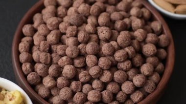 Mısır gevreği, mısır gevreği, kasede. Lezzetli, sağlıklı kahvaltı topları.