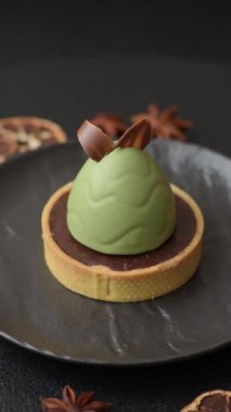 Yumurta şeklinde paskalya pastası ya da turta. Paskalya bayramı sofrası için şekerler