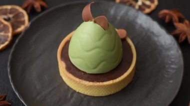 Yumurta şeklinde paskalya pastası ya da turta. Paskalya bayramı sofrası için şekerler