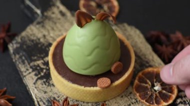 Yumurta şeklinde paskalya pastası ya da turta. Paskalya bayramı sofrası için şekerler